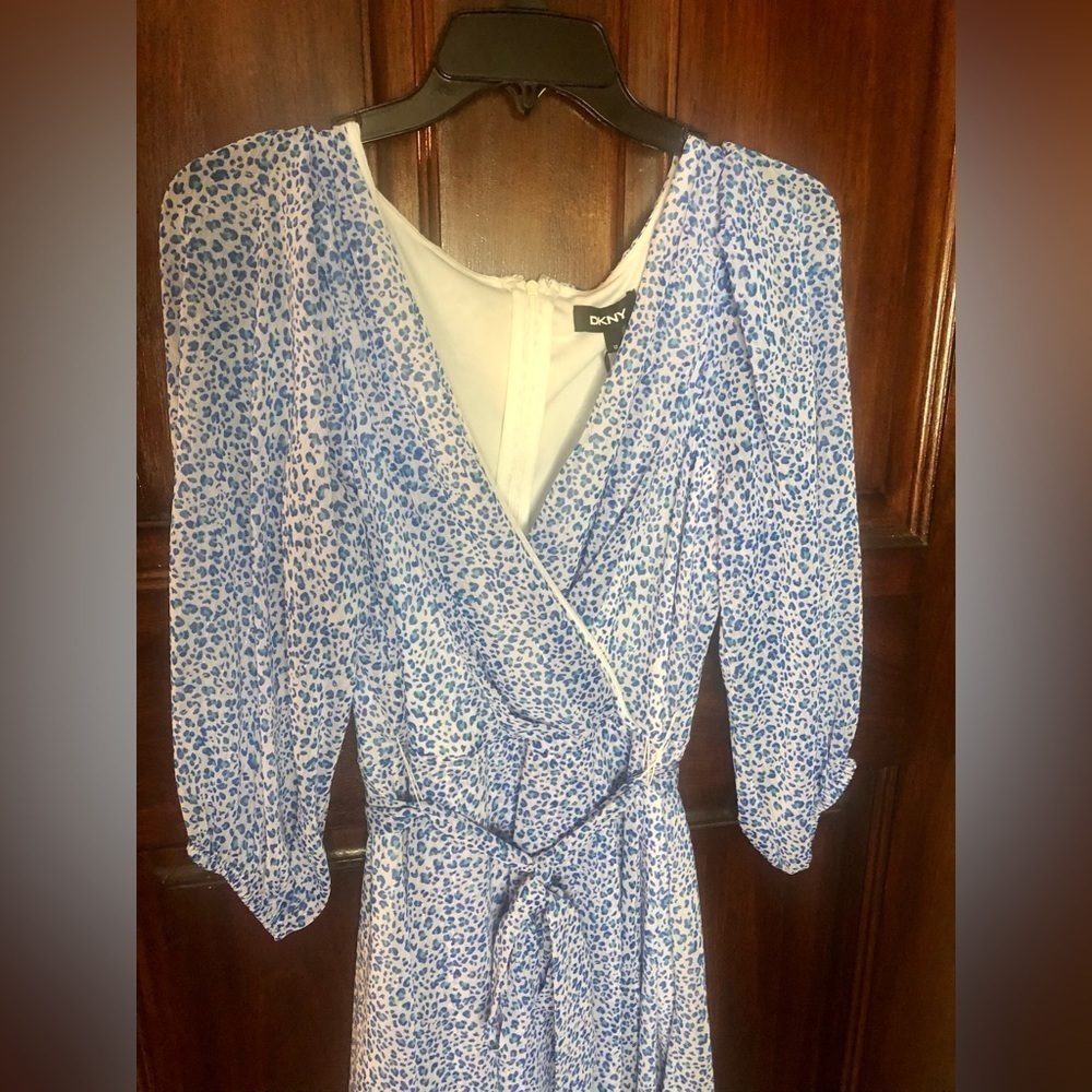 GORGEOUS 💙 NWT DKNY Leopard‎ Wrap Dress - Picture 2 of 9